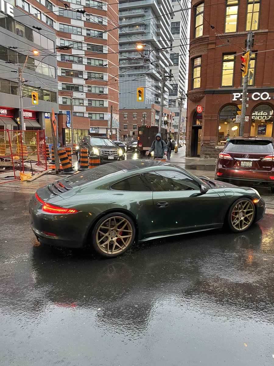 nrlapier's tweet photo. @TTChelps @311Toronto Nothing was done to fix this situation. It’s worse than ever tonight. Drivers continually go the wrong way in the construction zone. You’ve held our neighborhood hostage with the construction for months, now you’ve created a dangerous situation. Fix it! https://t.co/mDc5EwCb90