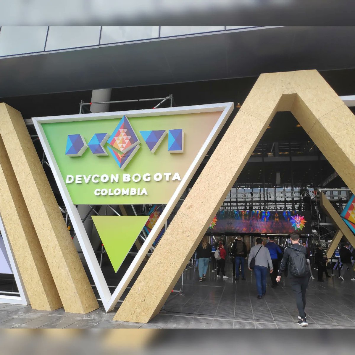 leandrodev_'s tweet photo. Una experiencia única en la #devconbogota el evento mundial de Tecnología Blockchain en Bogotá, pude conocer todos los proyectos que están mejorando el mundo, conocí al genio cofundador de Ethereum: Vitalik y a personas extraordinarias de las cuales aprendí un montón. 🇨🇴👨‍💻🥳 https://t.co/mP7Ymxx5jX