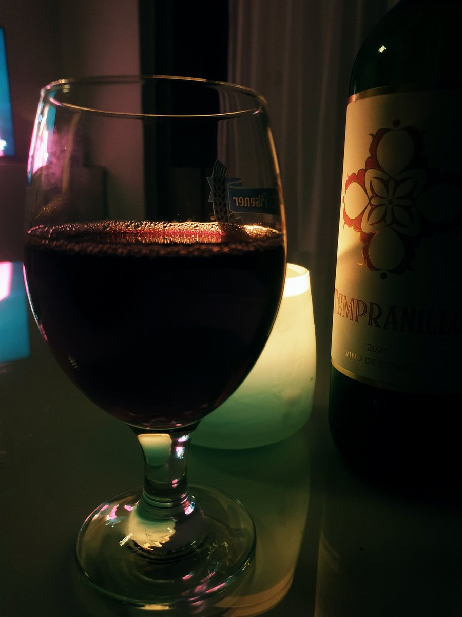 Hâlâ varız değil mi gündüz kalabalığından karanlığın keyfine 🍷?