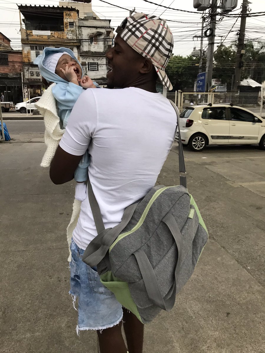 Chocochefe's tweet photo. Um anjo que caiu do céu e cruzou meu caminho Meu caminho dádiva do meu senhor, que não me abandonou e me deu você, pra eu nunca mais caminhar sozinho 👨🏾‍🍼💙🥰 https://t.co/NkZG3EXfW9