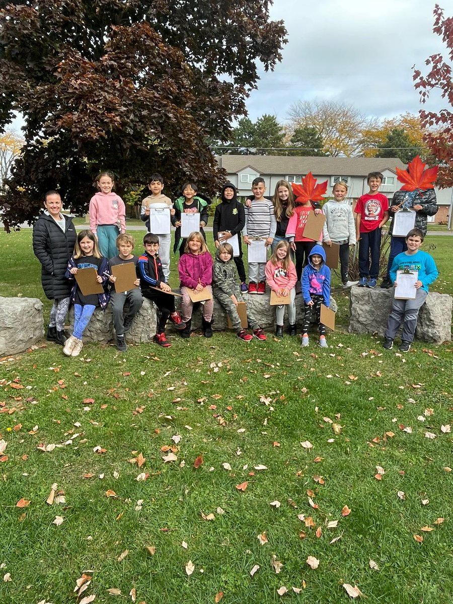 EIMGrade3's tweet photo. We headed outside for @takemeoutside Day today!  Ss used their five senses to make observations about what they could see/hear/smell/taste/touch.  #TakeMeOutsideDay @EIMJaguars https://t.co/dJJ3pN1ohu