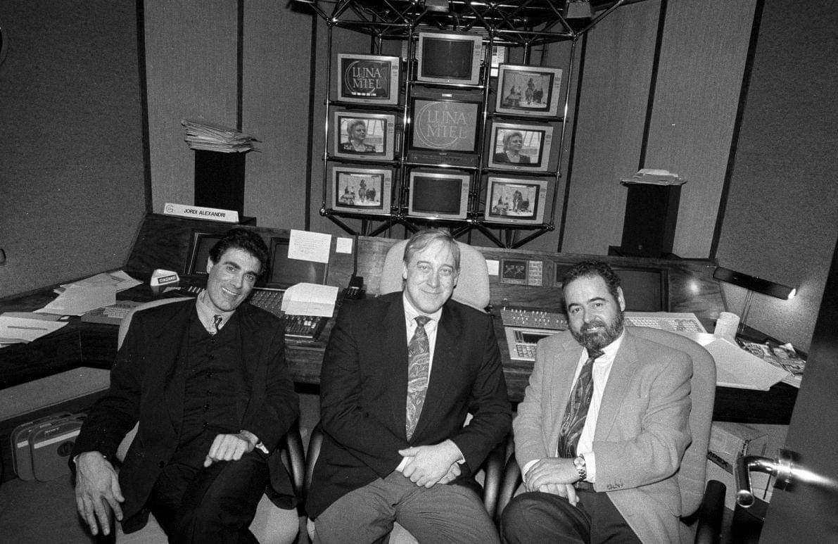 Una imatge inèdita de la darrera etapa de #LaTrinca ja com a productors de TV. 1992/93

<a href="/Gestmusic/">Gestmusic</a>
<a href="/MainatJM/">Josep M. Mainat</a>
<a href="/tinetr/">Tinet Rubira</a>
#Trincaleaks 
#ToniCruz 
#MiquelAngelPascual

Fons particular