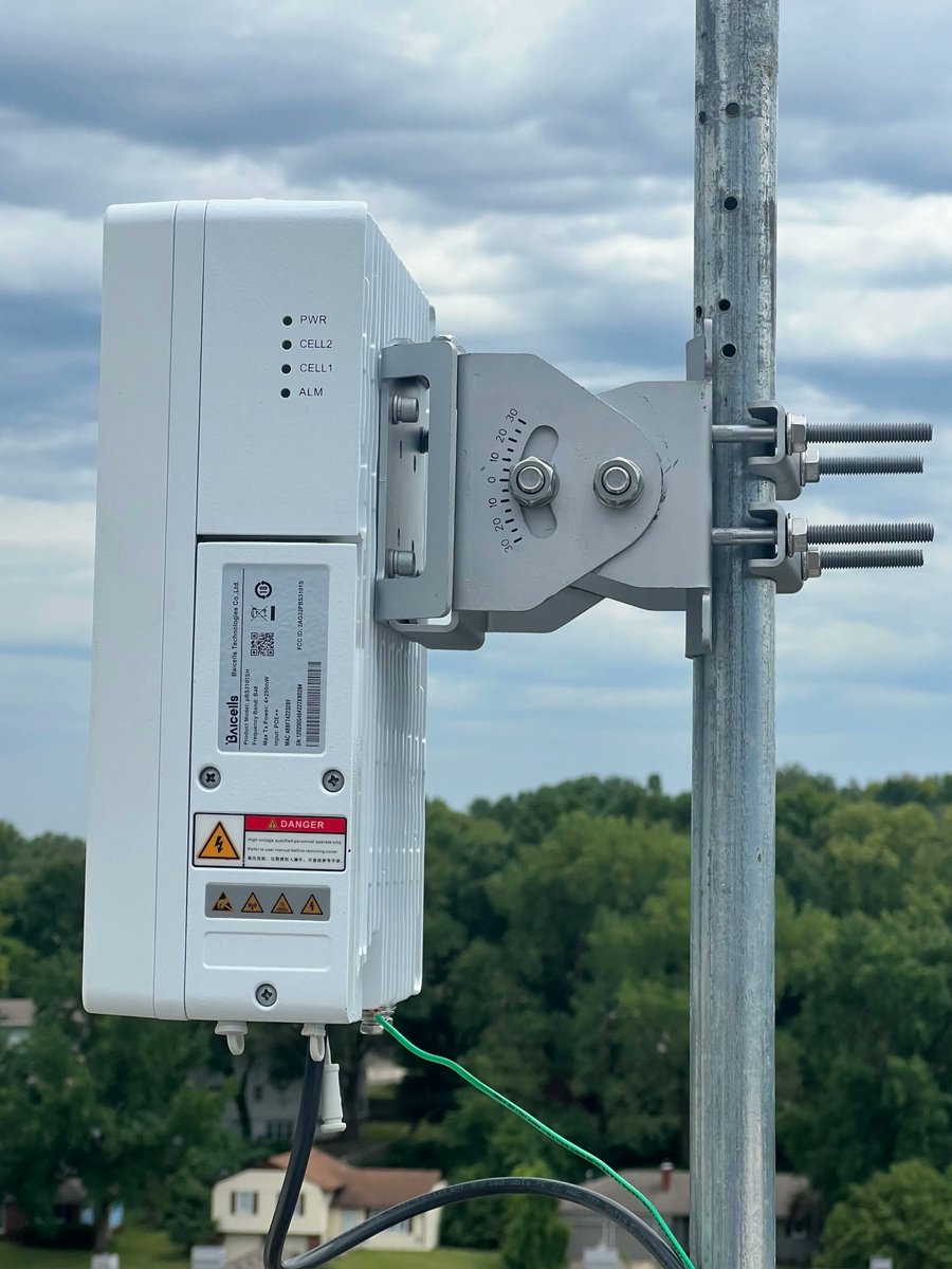 jagindustrials's tweet photo. A close up view of another rooftop installation  @jagindustrials @helium @calchipconnect @baicelltechnologies  #Helium5g #30daysofJAGinstalls #5G #JAG https://t.co/j6ZYUldtQH