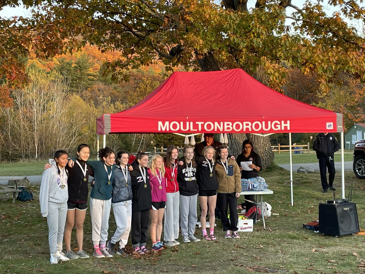 NewmarketXC_TF's tweet photo. The plaque is back! Mules take 6 of the top 10 spots at GSC. Jaron takes 2nd in the boys race. #bringbacktheplaque #hometothemules #leafpeepers #fastmules #wearespeed https://t.co/gUdtB1xZkP