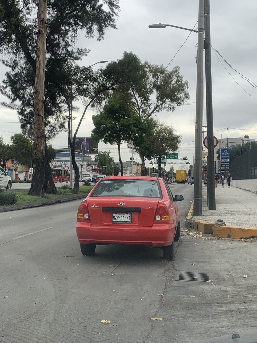 dr_freeman_mx's tweet photo. @UCS_GCDMX buenas tardes, me gustaría solicitar el apoyo de unidad para verificar este auto que ya lleva por lo menos 2 días abandonado en la lateral de calzada Vallejo frente a la parque vía Vallejo, ocupa un carril lo que genera tráfico. Gracias y saludos https://t.co/HnDjXjtxUO
