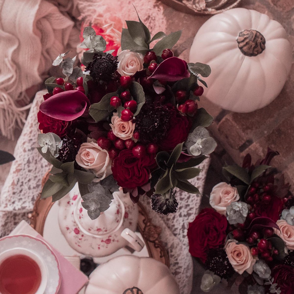 UrbanStems's tweet photo. Bring warmth to your indoor space with cozy decor and autumnal blooms. See how our fans are decorating with their #FalloweenFlowers and tag us for a chance to be featured on our feed! 💐// 📸: @lizzieinlace #sendhappy #falldecor
Shop Falloween Flowers: https://t.co/A3Zig33iix https://t.co/KtJao2GcYr