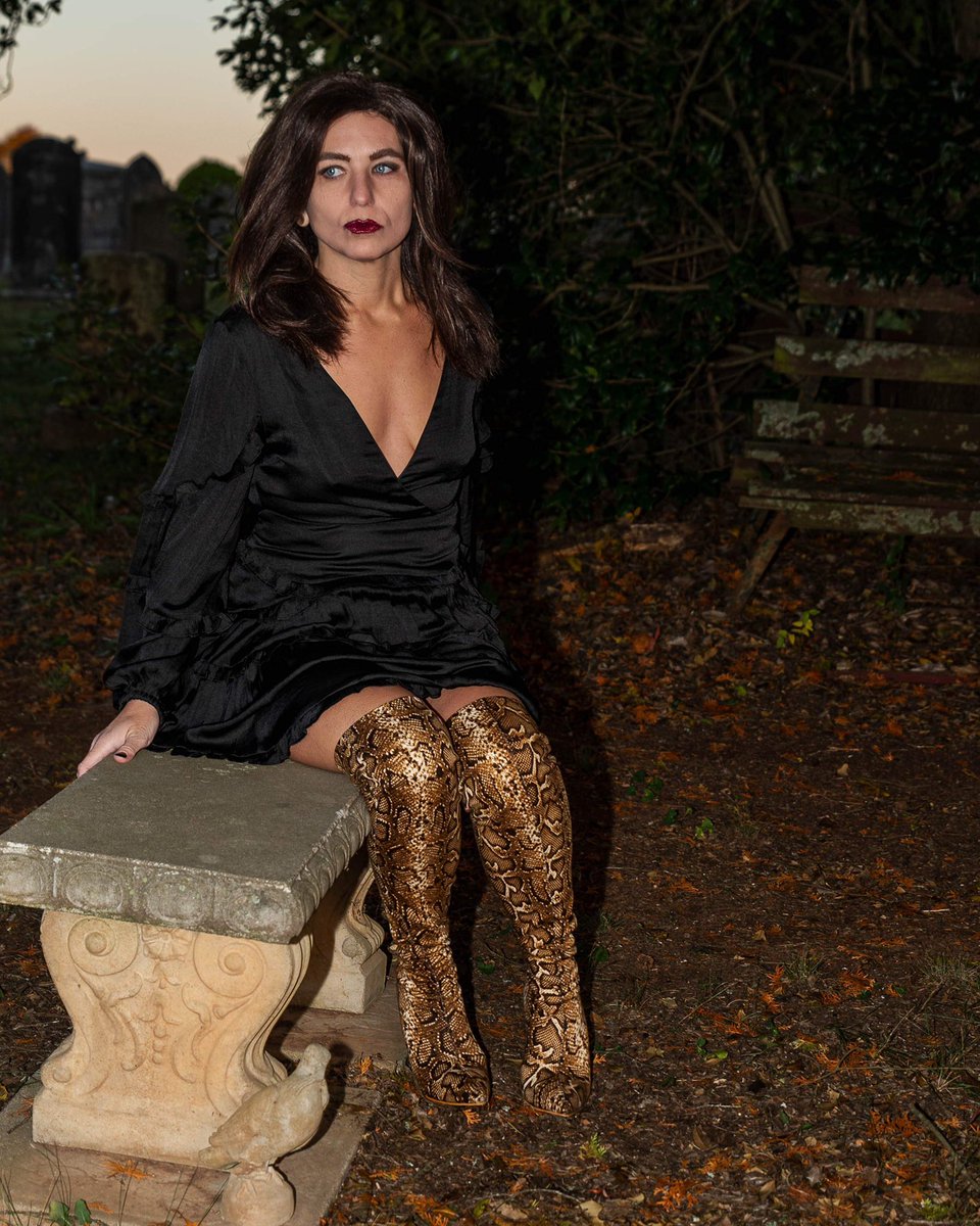 shaktimerida_'s tweet photo. More pictures from my special gothic photoshoot with the great Joe Moore! He’s so professional and takes such great pictures, I highly recommend him.

#spooky #halloween #halloween2022 #gothic #cemetery #darkness #imdb #backstagecasting #actorsaccess https://t.co/zdMSHg6MbP