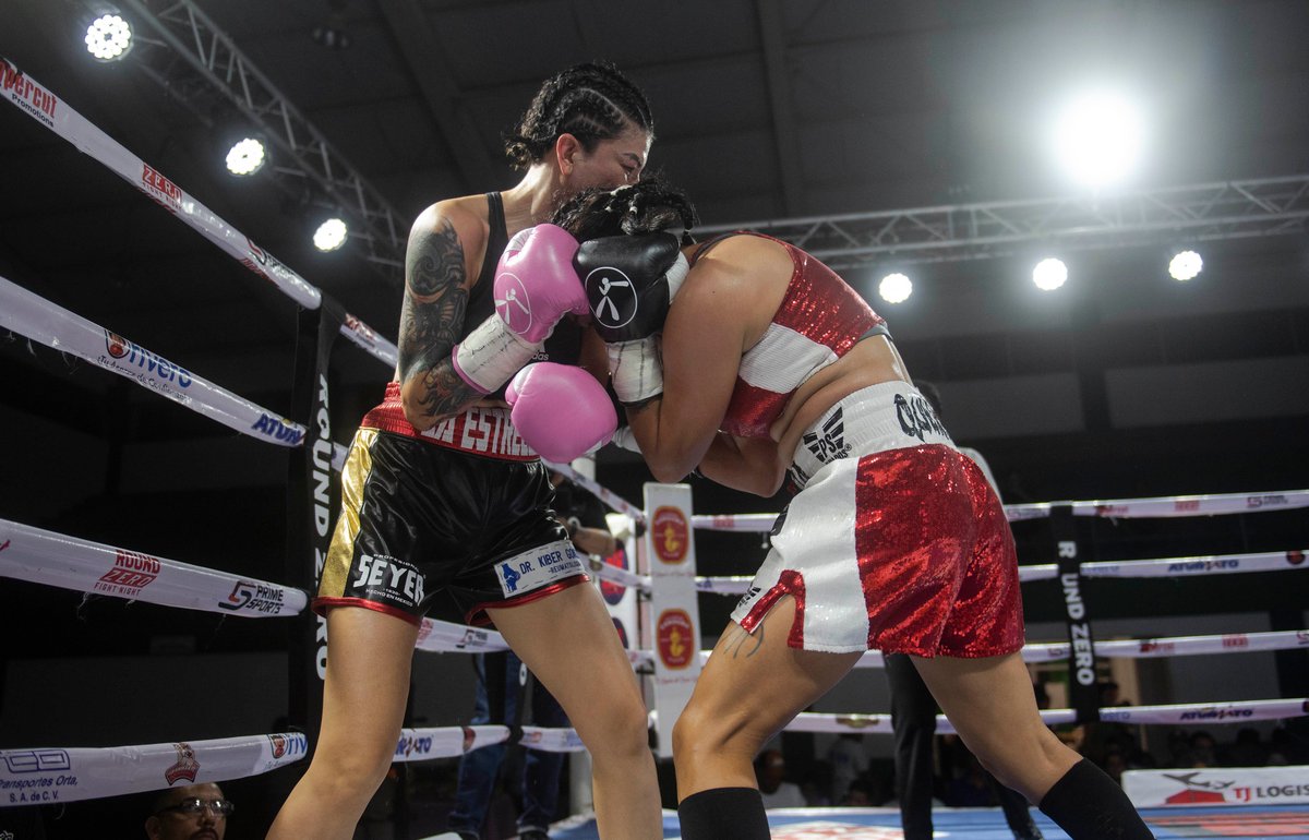 PrimeSportsRace's tweet photo. Luego de 6 Rounds, en una pelea bastante igualada, el combate entre Isabel "Estrella" Millán" y Eloisa "Coreanita" Martínez concluye en empate.
#IureLex #Orpack #CervezasModeloenlaMixteca #IUVUniversidad #Pipsa #AcerosyPerfilesdeOccidente #LaFlordeCordoba https://t.co/WpOK8YDkZp