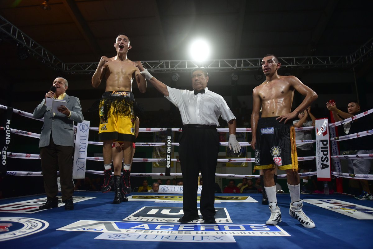 PrimeSportsRace's tweet photo. En otras combinaciones de la cartelera, el regiomontano Alejandro “Finito” Hernández venció por decisión unánime al tamaulipeco Stuart Flores, en peso gallo.
#boxeo #IUVUniversidad #LaFlordeCordoba #IureLex #Orpack #CervezasModeloenlaMixteca #Pipsa #AcerosyPerfilesdeOccidente https://t.co/84HVIj1205