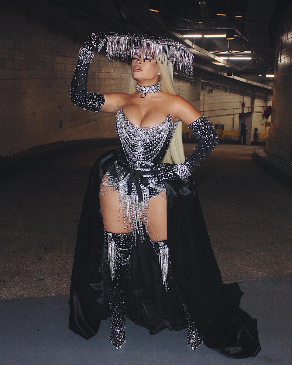 Latto's tweet photo. Driver roll up the partition please 👅 https://t.co/yuszuwU5mx