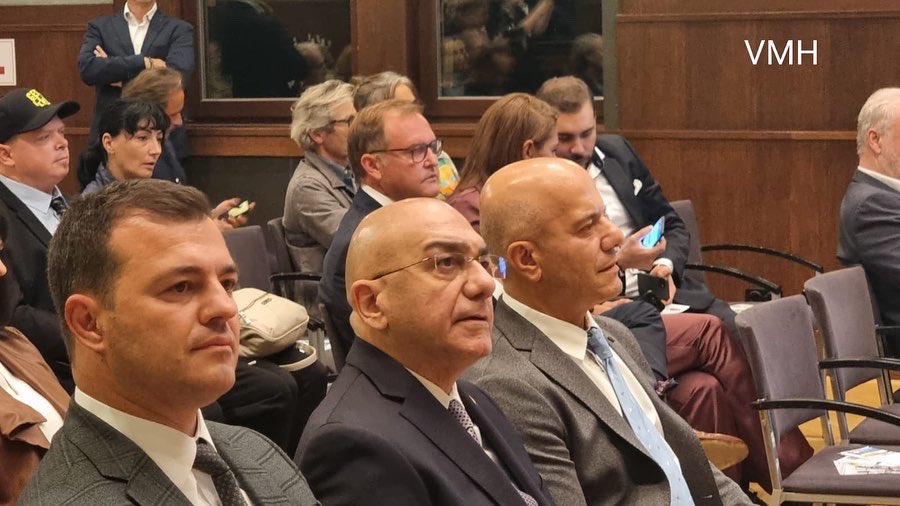 OzanCeyhun's tweet image. Çok şanslı bir Büyükelçiyim. Vatandaşlarımızın ödül törenlerine yetişmek zorlaştı. Başarılı insanlarımızın sayısı sürekli artmakta.