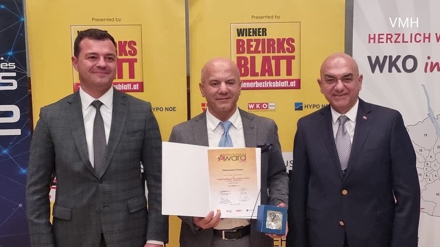 OzanCeyhun's tweet image. Çok şanslı bir Büyükelçiyim. Vatandaşlarımızın ödül törenlerine yetişmek zorlaştı. Başarılı insanlarımızın sayısı sürekli artmakta.