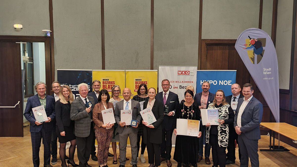 OzanCeyhun's tweet image. Çok şanslı bir Büyükelçiyim. Vatandaşlarımızın ödül törenlerine yetişmek zorlaştı. Başarılı insanlarımızın sayısı sürekli artmakta.