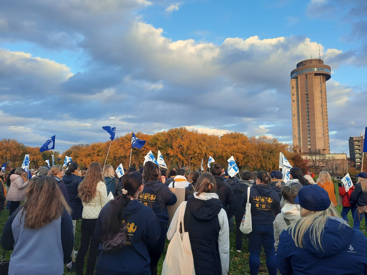 d_joue's tweet photo. Une manifestation contre la violence faite aux femmes sur les Plaines d'Abraham ce matin.
Les @MetallosQc @MetallosCA prennent action dans leurs milieux de travail pour éduquer, dénoncer et soutenir.
#syndqc #violencesfaitesauxfemmes https://t.co/rNJcGPGNED