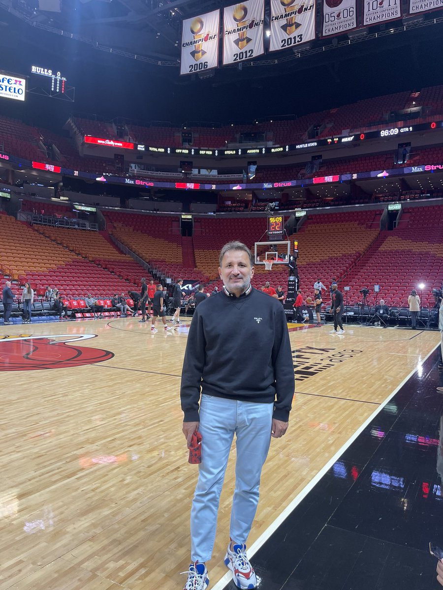 ssg37's tweet photo. #meanwhile #beforegame @MiamiHEAT @chicagobulls https://t.co/1fZWsUEW4q