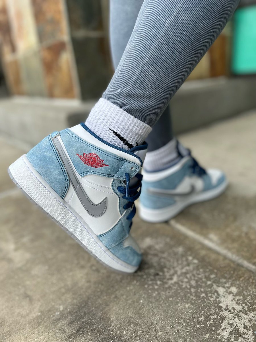 PrivateSneakers's tweet photo. 🇫🇷Air Jordan 1 Mid SE GS “French Blue”🇫🇷
.
GS Sizes 5Y-7Y $119.99
•
Available now at Long Beach and https://t.co/c3ER0xoBGn
•
Music by: @dojacat
•
#jordan #jordan23 #jordan1 #sneakers #kicks #kotd #sneakerhead #shoes #airjordan1 #frenchblue #dojacat #jordan1mid #hypebae https://t.co/6ydsCfTUah