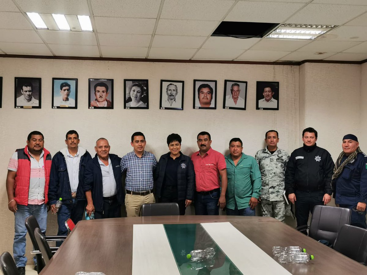 DaliaBnoyola's tweet photo. Sostuve reunión de coordinación de seguridad con autoridades municipales y ejidales de Sta. Catarina Juquila para que este pueblo siga siendo un lugar de paz para sus habitantes y turistas.

Nuestro objetivo es fortalecer el orden y la sana convivencia entre nuestros pueblos. https://t.co/sH9ZqpWTuw