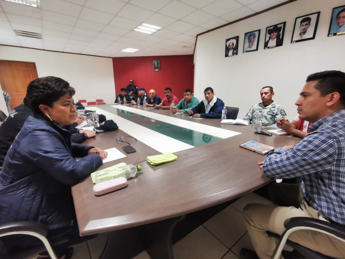 DaliaBnoyola's tweet photo. Sostuve reunión de coordinación de seguridad con autoridades municipales y ejidales de Sta. Catarina Juquila para que este pueblo siga siendo un lugar de paz para sus habitantes y turistas.

Nuestro objetivo es fortalecer el orden y la sana convivencia entre nuestros pueblos. https://t.co/sH9ZqpWTuw