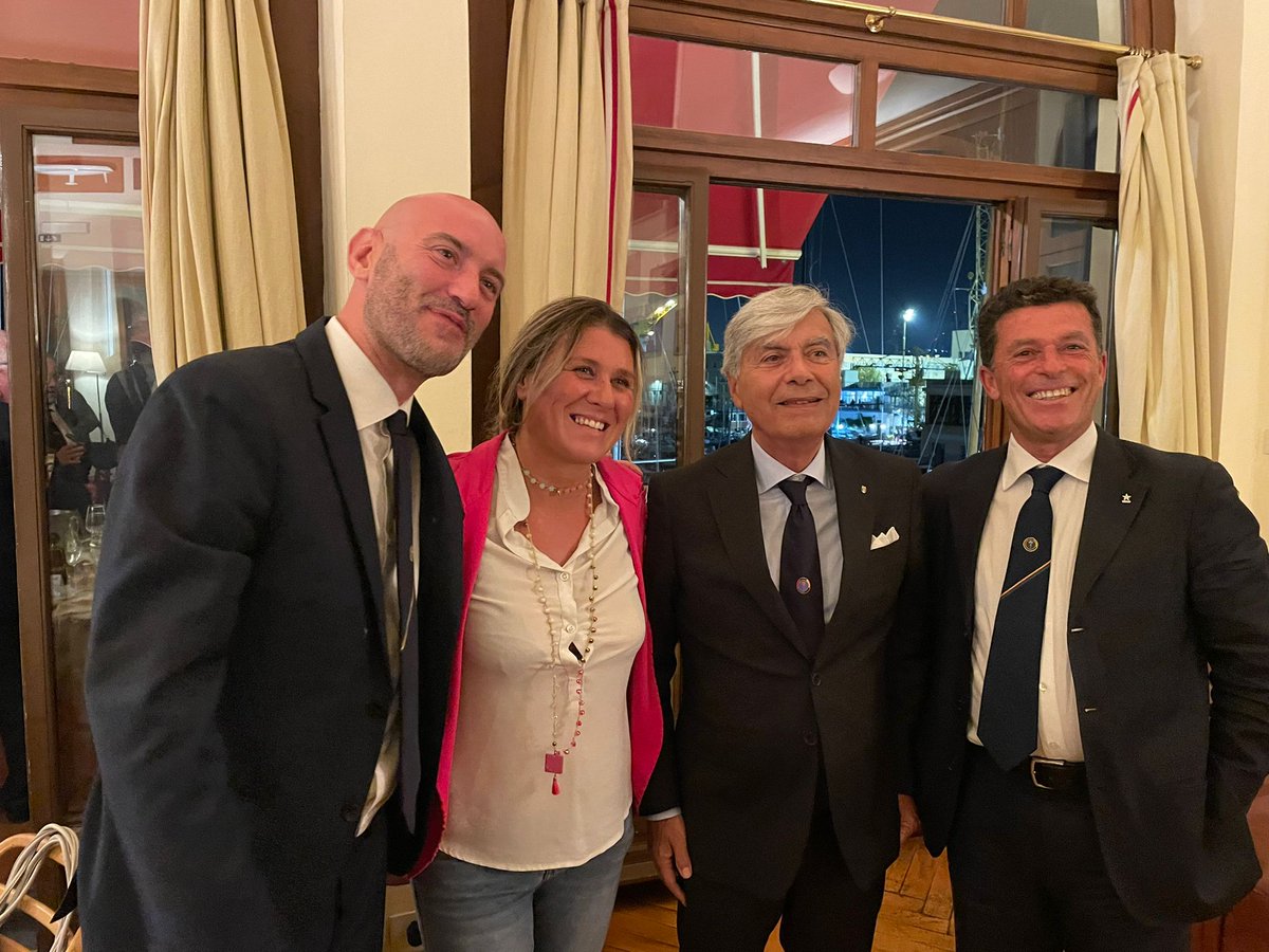antoniomicillo1's tweet photo. Serata Panathlon Club Genova. Relatore un brillantissimo Christian Puggioni. Foto di gruppo con alcuni membri della Giunta CONI Liguria https://t.co/E9q7nCbEVF