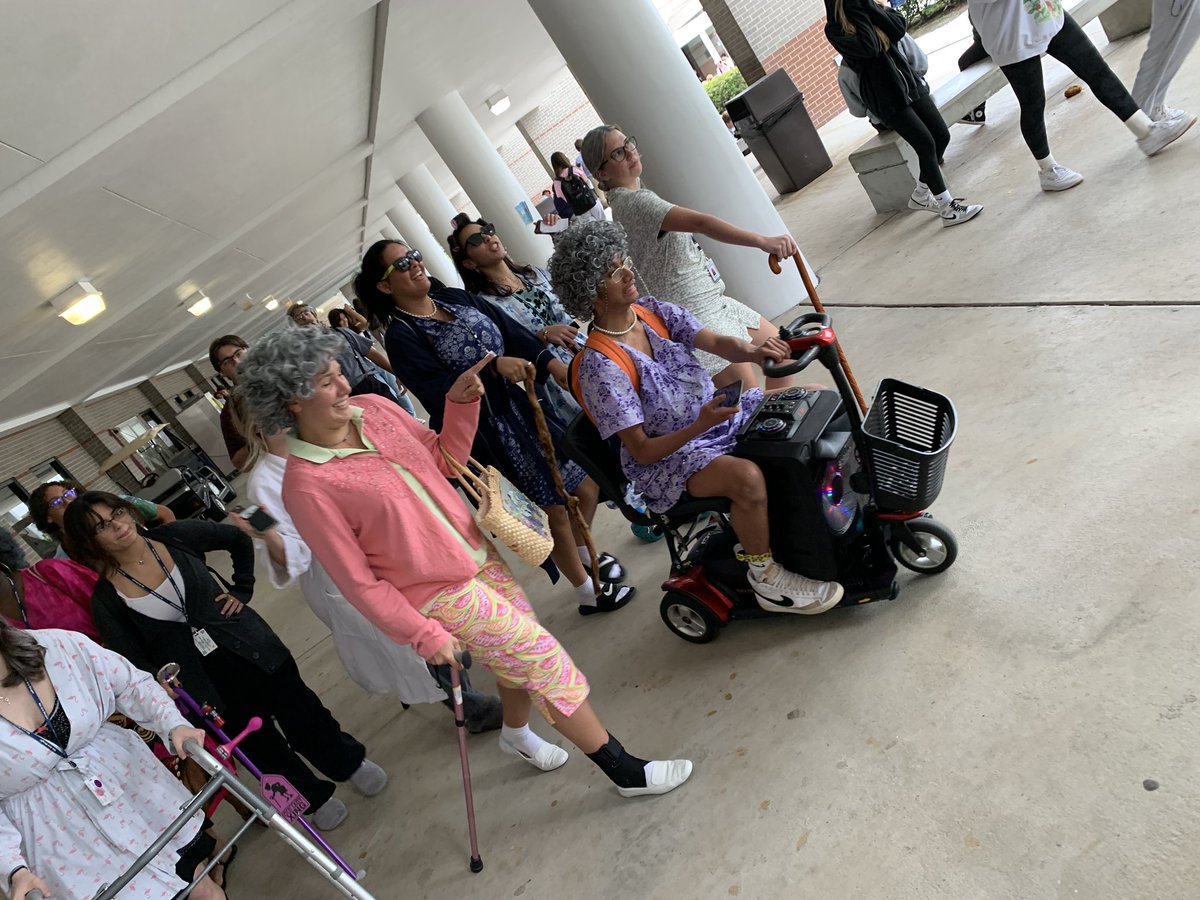 utvol5's tweet photo. My favorite spirit day for our seniors!! #generationday #seniorcitizens #Classof2023 https://t.co/HXa2rjnF9b
