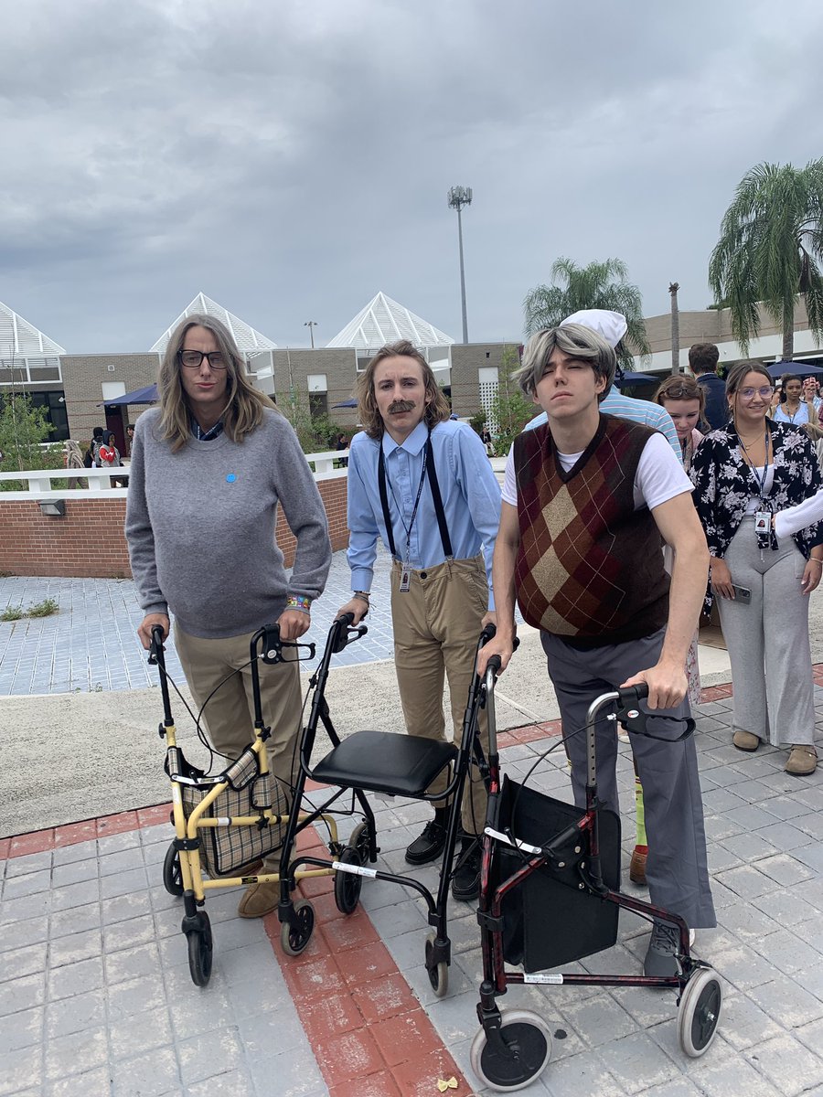 utvol5's tweet photo. My favorite spirit day for our seniors!! #generationday #seniorcitizens #Classof2023 https://t.co/HXa2rjnF9b