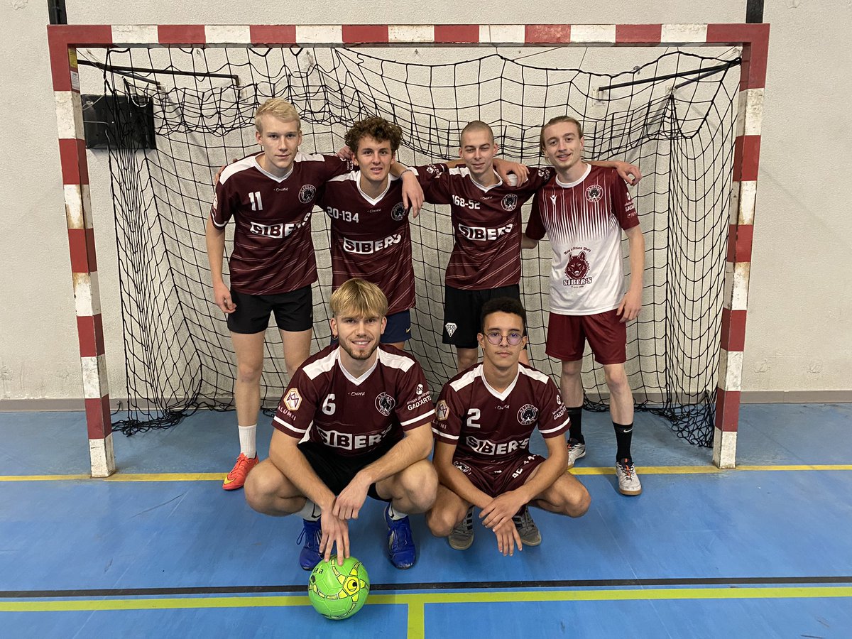 Olivier_Mor1's tweet photo. 1er tournoi #futsal de la saison pour le @SportUNancyMetz @MairiedeMetz et première victoire pour #STAPSNancy devant #STAPSMetz et @ArtsetMetiers_ ! Merci @lyceeschuman57 pour l’accueil! https://t.co/W3oPJVIVRt
