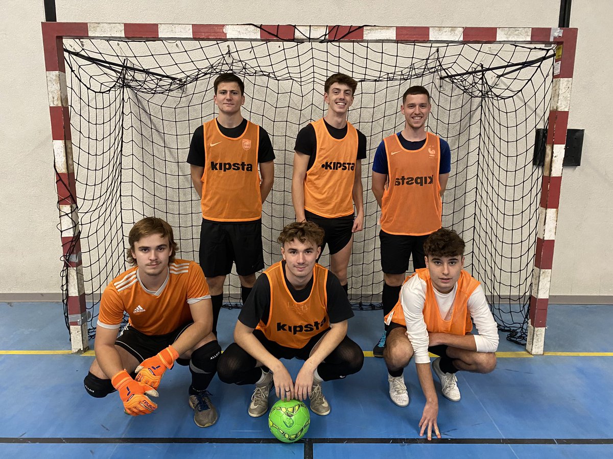 Olivier_Mor1's tweet photo. 1er tournoi #futsal de la saison pour le @SportUNancyMetz @MairiedeMetz et première victoire pour #STAPSNancy devant #STAPSMetz et @ArtsetMetiers_ ! Merci @lyceeschuman57 pour l’accueil! https://t.co/W3oPJVIVRt