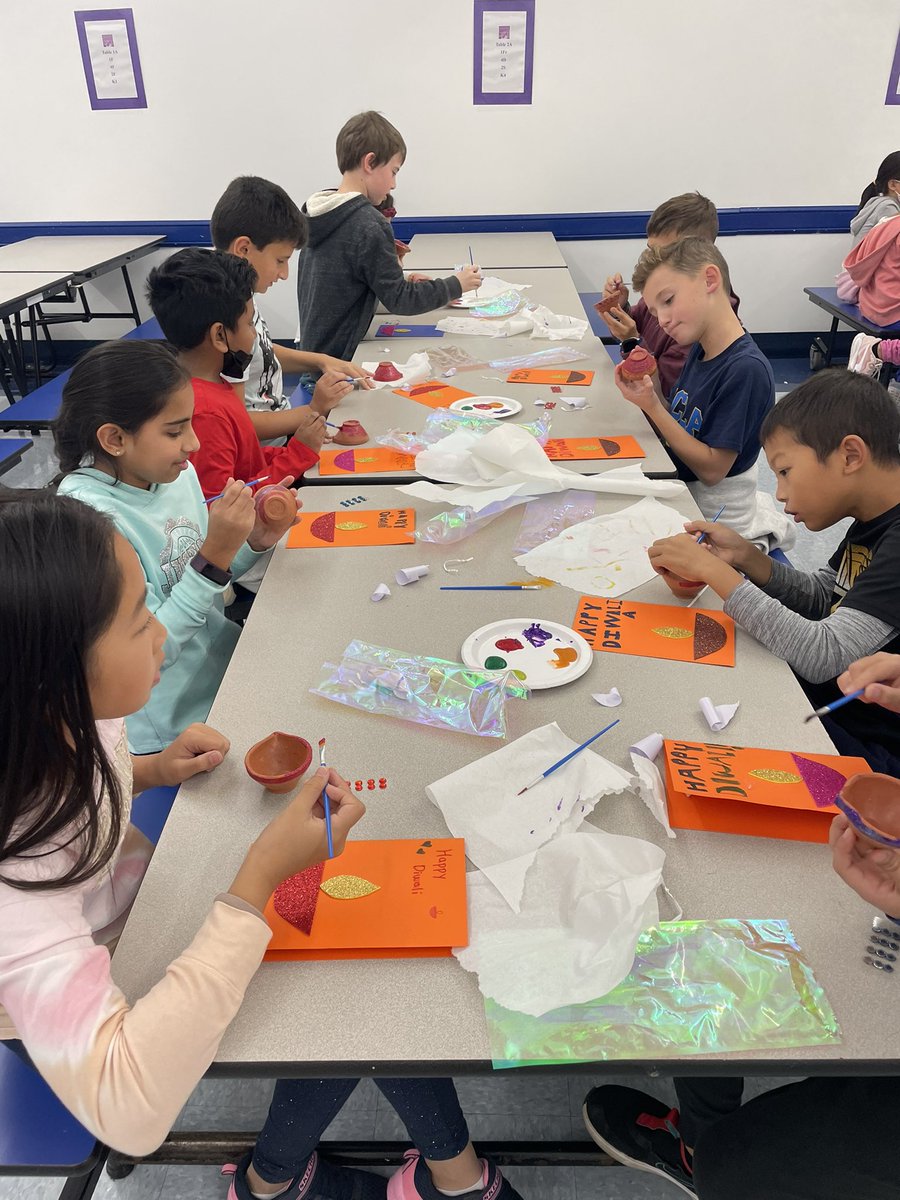 fro_mrs's tweet photo. Absolutely love when parents come in to interact with the kids!  Today we learned about Diwali!  Thank you so much. @HarrisonHawks90 https://t.co/vRA6v6mkR9