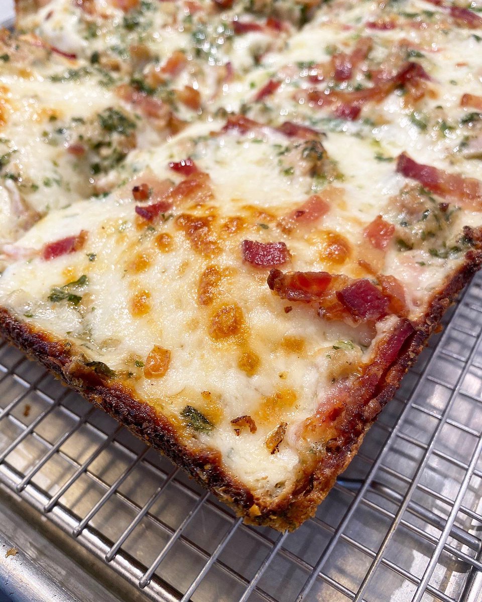 Crispy, spongey, chewy with caramelized #cheese edges 🫠🤤 Which corner are you craving? 🍕❤️ 

#detroitstyle #sicilianstyle #pizza