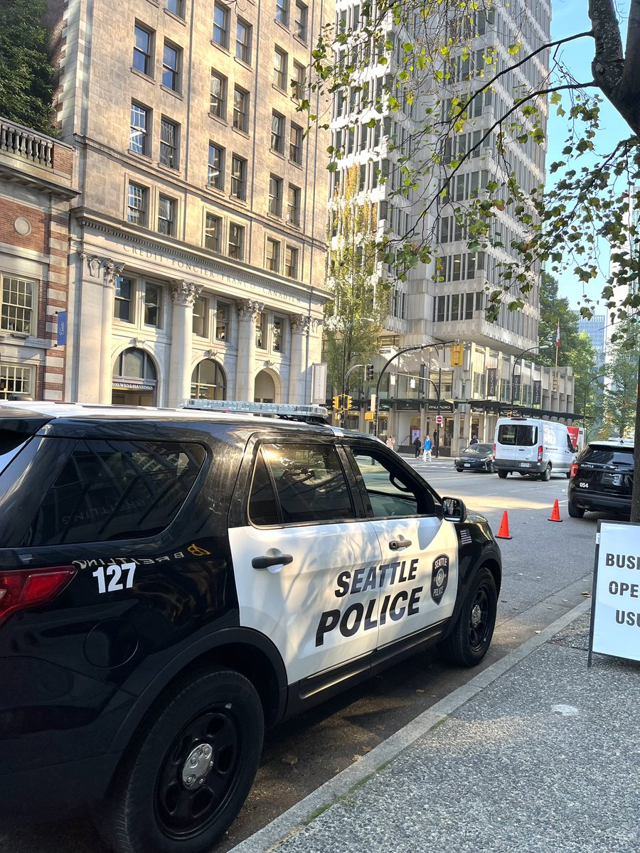 winesocietygals's tweet photo. Could it be that @CityofVancouver is already bumping up their police force with help from Seattle? Actually no; it’s all part of Godzilla and the Titans series filming around @downtownvan  Hornby &amp; Hastings #Lot19 ! @yvrshoots @WhatsFilming https://t.co/4MVUYT9Iha