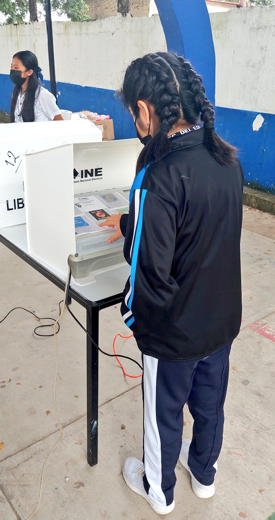 INE_Chiapas's tweet photo. Mediante el uso de la #UrnaElectrónica y con el apoyo del #Distrito01Palenque, la Esc. Secundaria estatal "Palenque" con 570 estudiantes, eligió hoy a su Mesa Directiva de Sociedad de Alumnos. Las Mesas Directivas de Casilla se integraron con estudiantes de los tres grados. https://t.co/qaKAYZzXBw