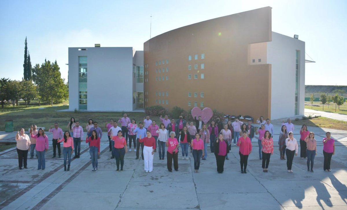 UTnortecoahuila's tweet photo. Con solidaridad nos sumamos como Comunidad Universitaria a la Conmemoración del Día Internacional de la Lucha Vs el Cáncer de Mama, portando el color rosa como un recordatorio para que todos nos unamos a la causa de la prevención temprana. #NuevoRumbo #SomosCorrecaminos @mrikelme https://t.co/x34V6MPLD7