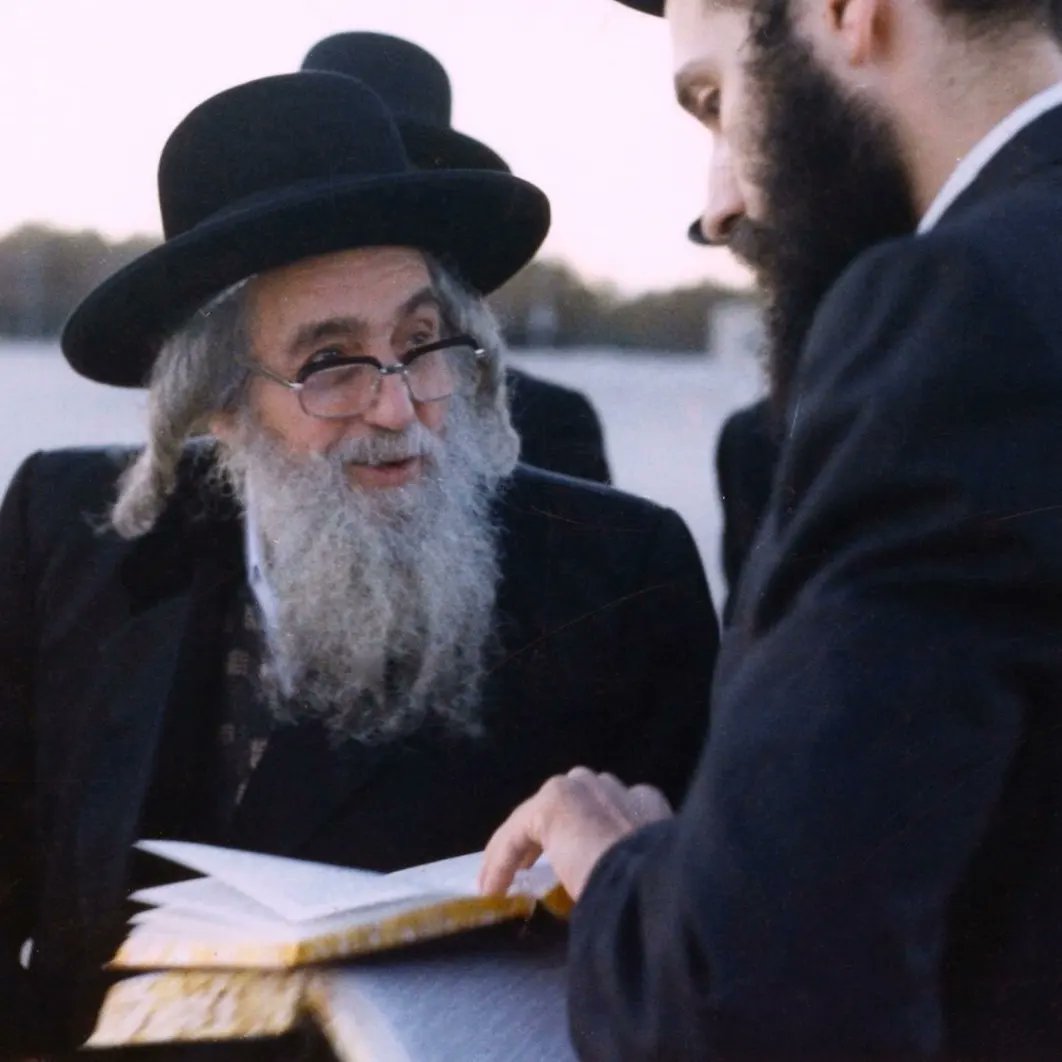 MBD_real's tweet photo. Today is the yahrzeit of the great Ribnitzer Rebbe. No words can properly express the feelings.
 חבל על דאבדין ולא משתכחין.

Pictured: (1) With the Rebbe at the tzion of Rabbeinu Yoel Zt"l
(2) With the Rebbe at Tashlich https://t.co/H4rolMbz8T