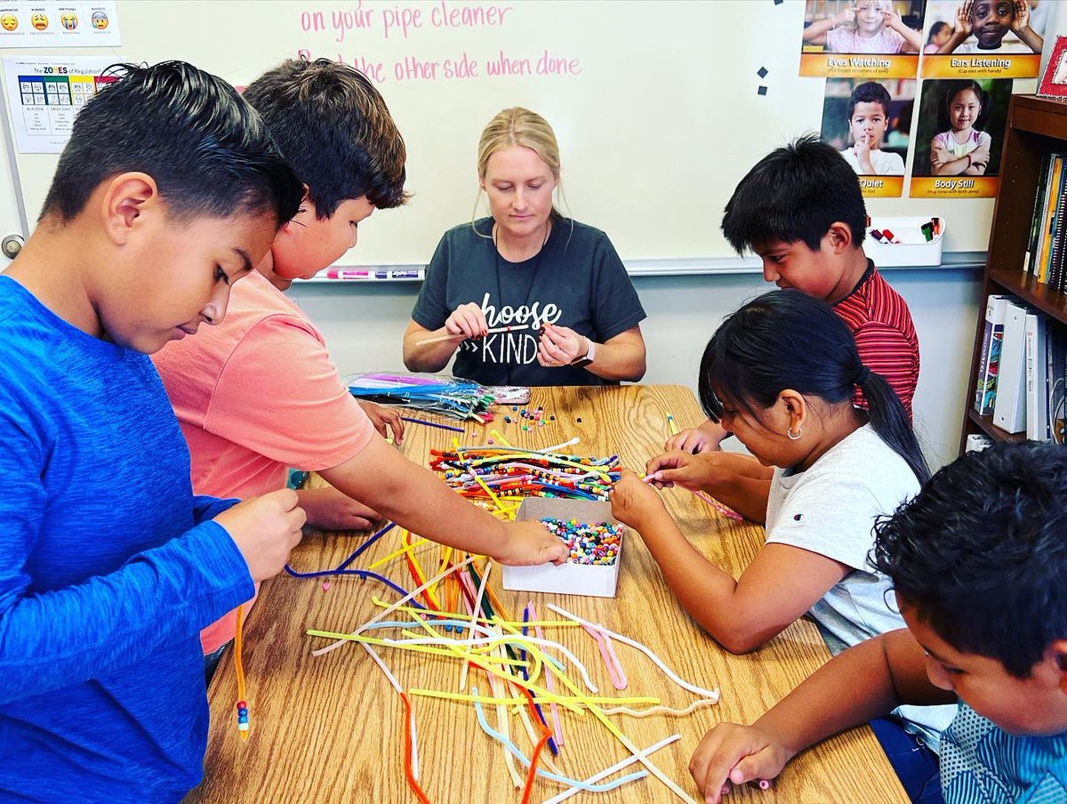 GrapevineEleme1's tweet photo. Kindness is free to give, but priceless to receive. Grapevines Kindness Club making mindful sticks for every classroom. Gracias Grizzlies! @VistaBlueprint https://t.co/PlbM8retS2