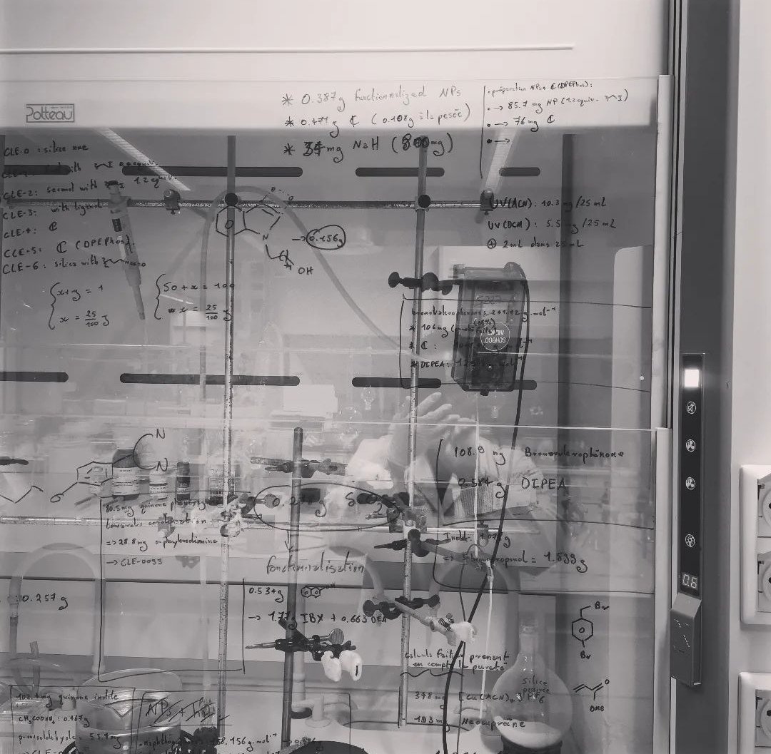 C_unelma's tweet photo. I leave as I come, with my words written on the cold glass and rapidly forgotten and replaced. #chemistry #chemlife #postdoc https://t.co/5dEpEjHaJZ
