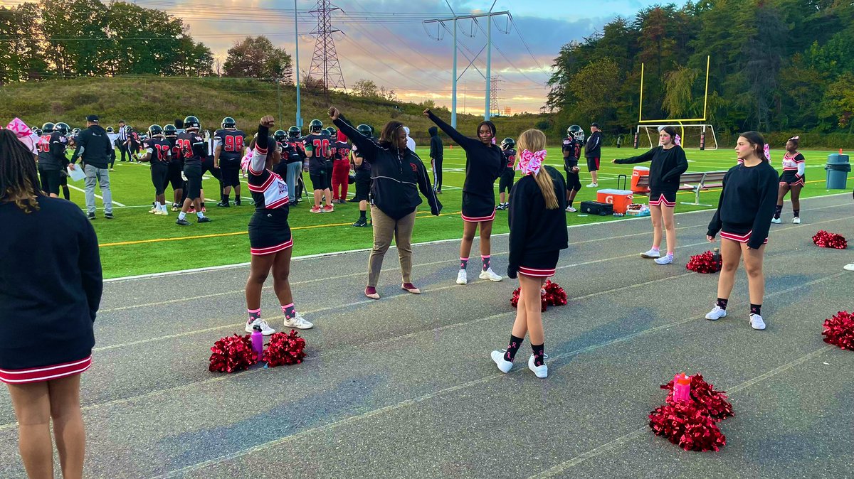 Cheering with my favorite girls! <a href="/woodbridge_ms/">Woodbridge MS - PWCS</a> <a href="/1PrincipalOwens/">Angela B. Owens</a>