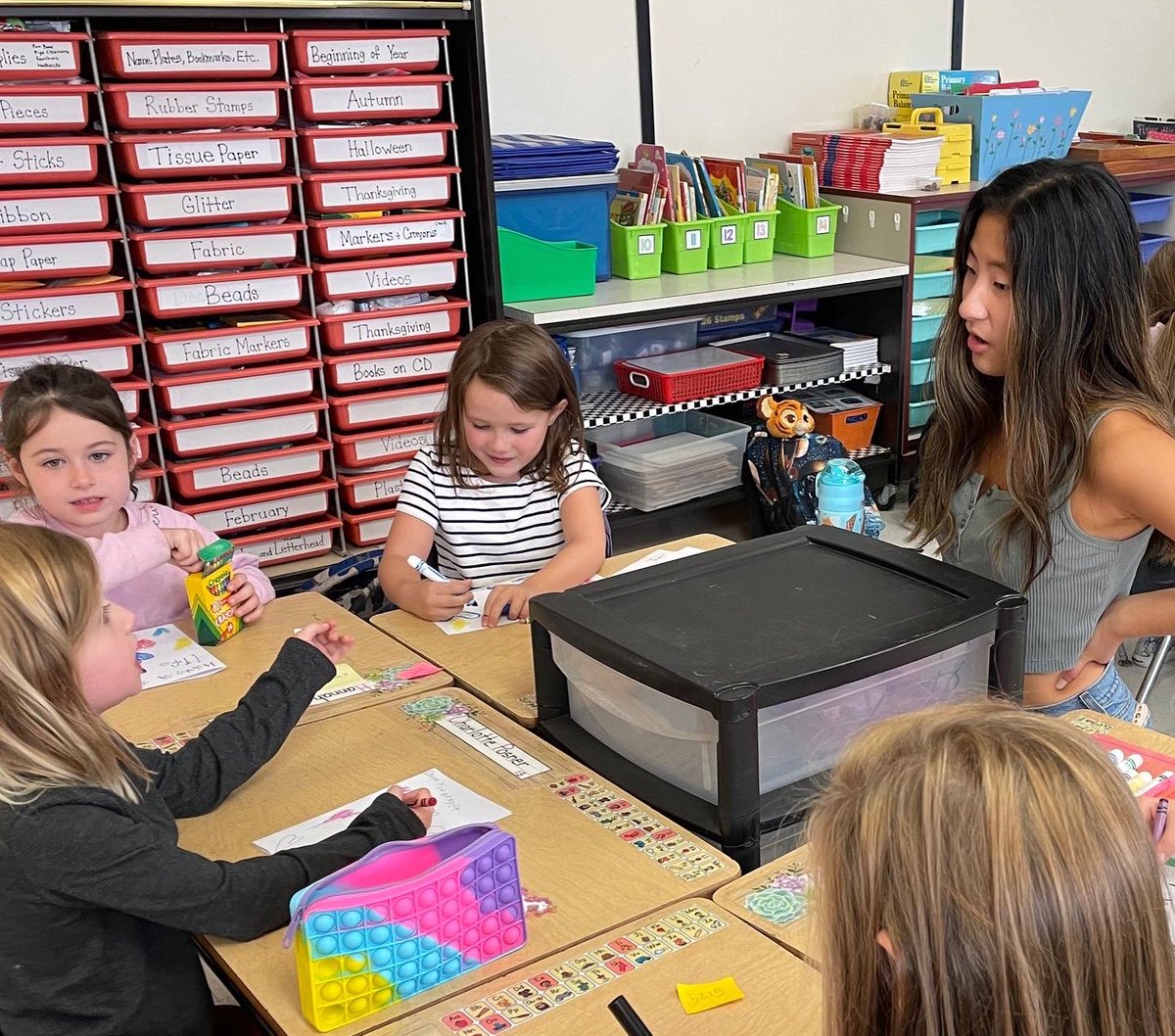 HinghamSchools's tweet photo. Foster’s First Grade Kindness Club held its first meeting of the year this month. Foster students prepared cards for residents of Harbor House Nursing Home with the help of the HHS Service Club. #HinghamTogether https://t.co/r08dAWqhju