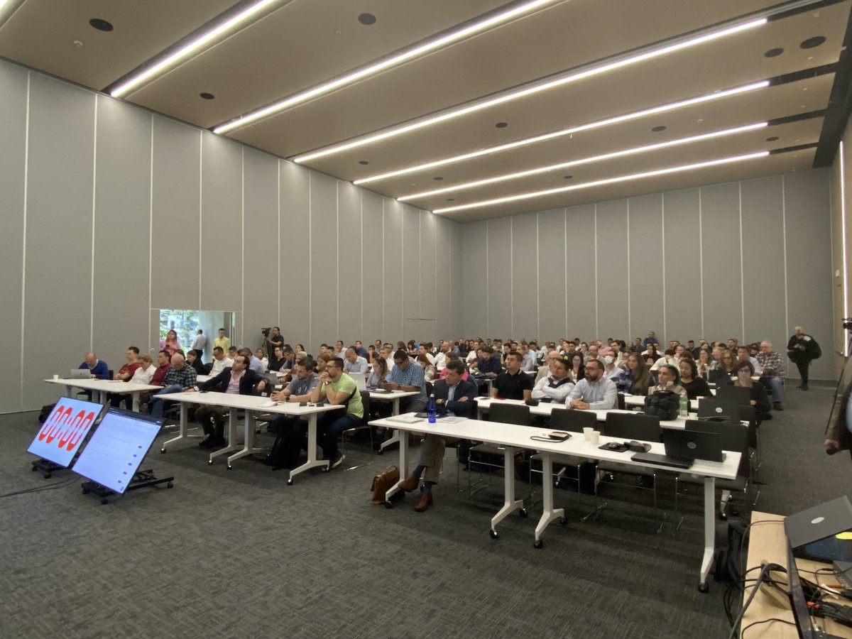 oscardefrancia's tweet photo. Exponiendo con @morrislopez89 en el evento #experienciatech organizado por la Cámara de Comercio de Medellin. Un salón lleno de 200 empresarios. Qué felicidad ver un interés creciente en la tecnología #blockchain!
Gracias @CamaraMedellin por la invitación. https://t.co/eXd1lXfSgJ