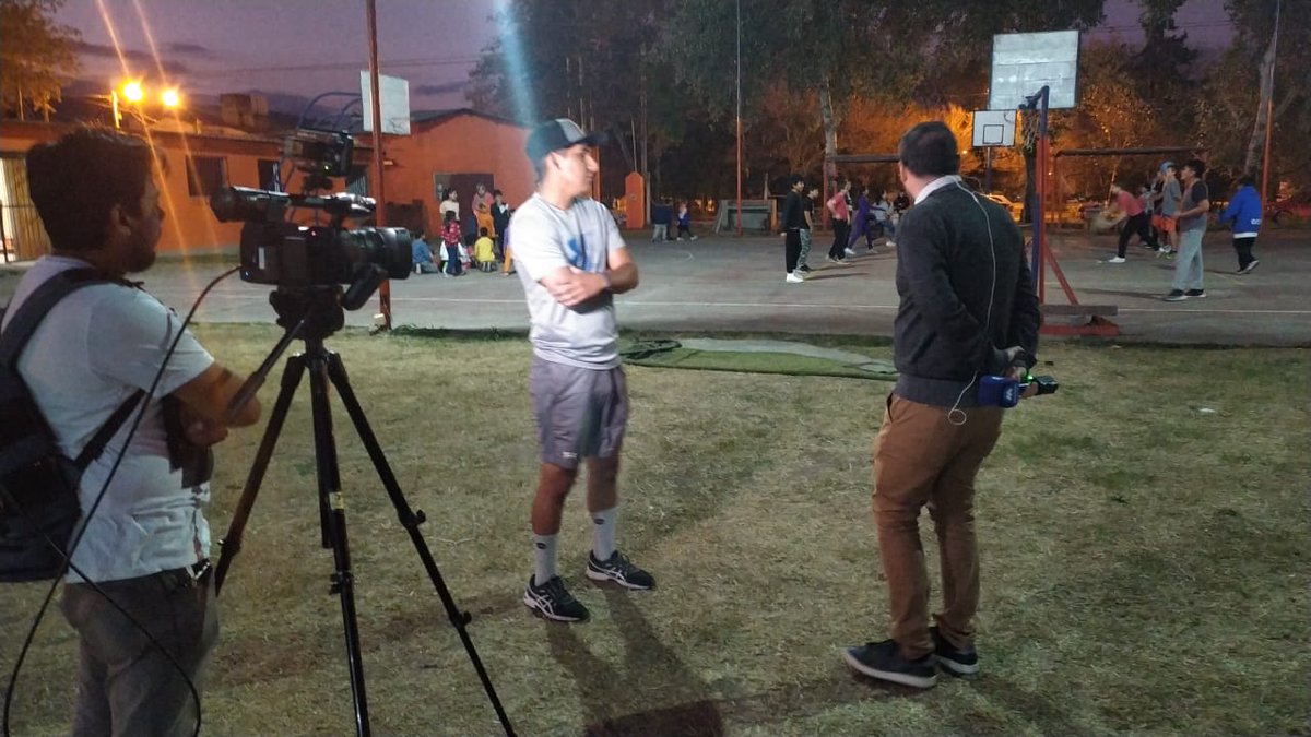 feedemendez's tweet photo. Buscamos ayuda para colocar las luninarias para que decenas de niños y niñas puedan practicar deporte y ser contenidos en la comodidad que merecen! 
Por multivisión
@ClubFoxSalta
🔵🟠🏟️🧡 https://t.co/8FtpTKG9VZ