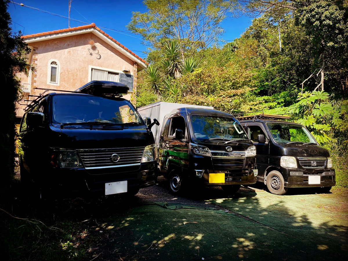 casa_satan's tweet photo. 意図したわけではないけど黒が3台

#Boo3 #ブースリー 
#車中泊 #vanlife 
#ハイゼットジャンボ #軽トラ #軽トラカスタム #軽トラシェル #カーゴボックス #DRIMO https://t.co/kXobSKpzMQ