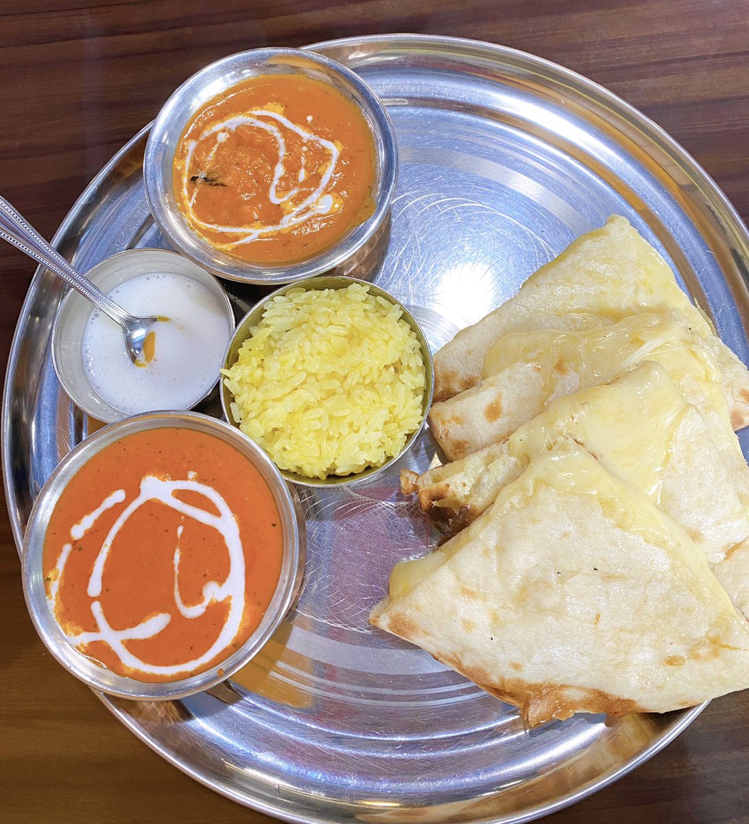 keicomz's tweet photo. たぶんネパール🇳🇵なカレー屋さんで
ごはんしているのだけど、広い店内は音楽がかかってなくて、お客さんは私だけで時折、キッチンからポソポソとあちらの言葉が聞こえてくるものの、
ずっと冷蔵庫のゴーーーって音が静かに響き、私がアイスチャイを飲むたびにカランって氷の音が響き渡る緊張感… https://t.co/m7eCkxpzWS