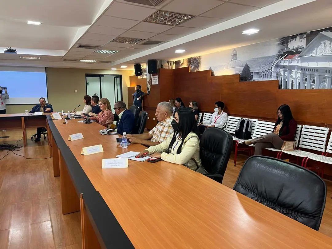 Ginkellys's tweet photo. 📆#19Oct || Desde el Salón Ezequiel Zamora del Edif. José María Vargas sostuvimos una reunión de trabajo entre Diputados y Diputadas de la Comisión Permanente del Poder Popular y Comunicación, presidida por el Presidente de la Comisión el Dip. @aleman72psuv

#PuebloUnidoYActivo https://t.co/QAYOiu1qUf