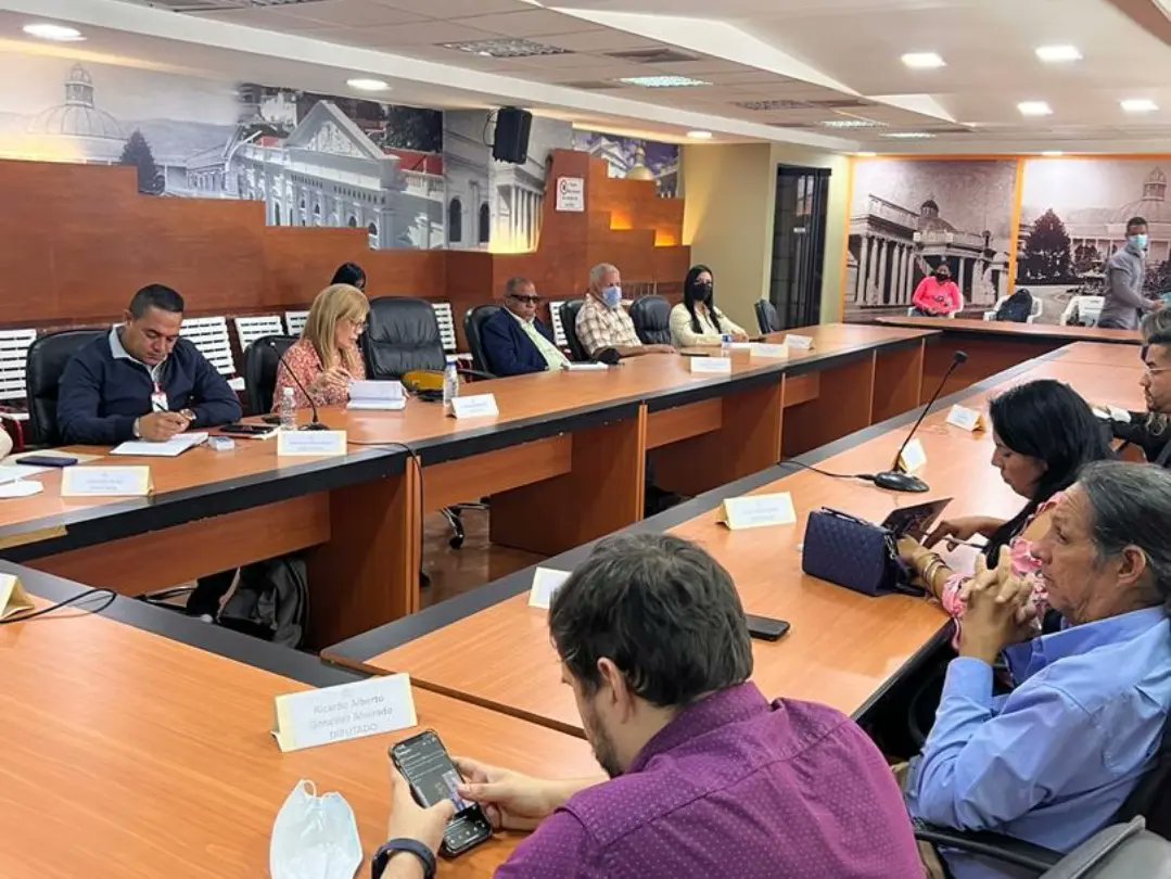 Ginkellys's tweet photo. 📆#19Oct || Desde el Salón Ezequiel Zamora del Edif. José María Vargas sostuvimos una reunión de trabajo entre Diputados y Diputadas de la Comisión Permanente del Poder Popular y Comunicación, presidida por el Presidente de la Comisión el Dip. @aleman72psuv

#PuebloUnidoYActivo https://t.co/QAYOiu1qUf