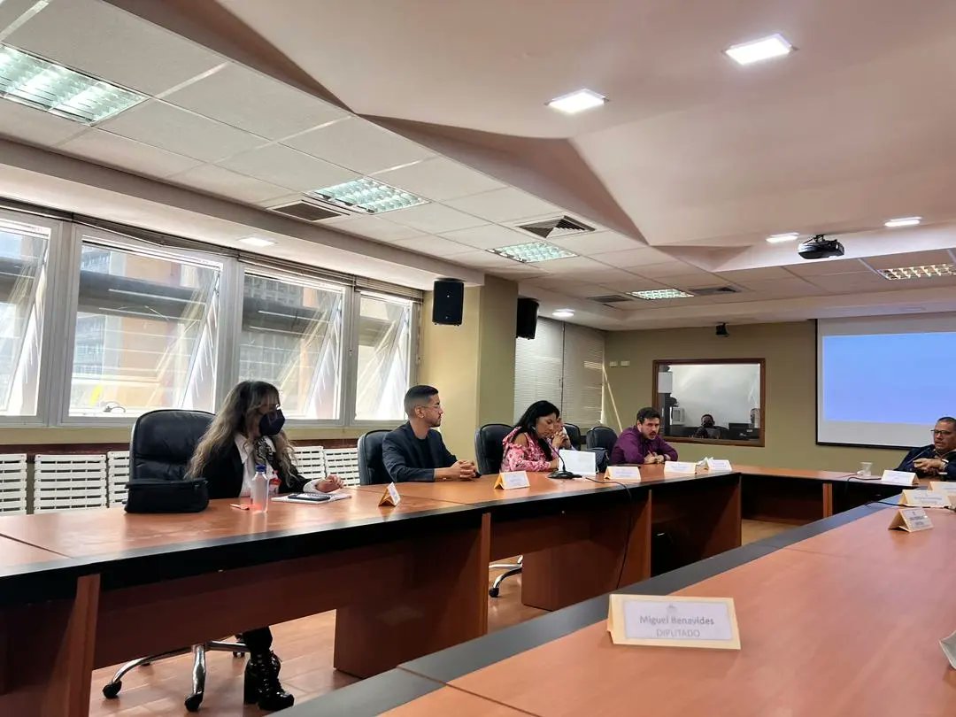 Ginkellys's tweet photo. 📆#19Oct || Desde el Salón Ezequiel Zamora del Edif. José María Vargas sostuvimos una reunión de trabajo entre Diputados y Diputadas de la Comisión Permanente del Poder Popular y Comunicación, presidida por el Presidente de la Comisión el Dip. @aleman72psuv

#PuebloUnidoYActivo https://t.co/QAYOiu1qUf