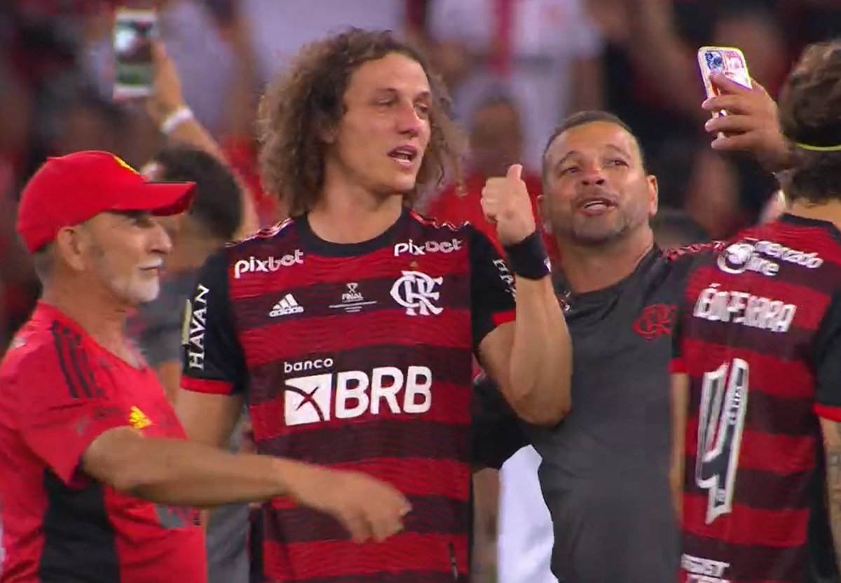 hobixcarolina's tweet photo. A beleza de ver o David Luiz se emocionando com esse momento tão único que, por mais que se repita 100x, sempre irá parecer a primeira: ser campeão pelo Flamengo. 

VOCÊ DEU ALEGRIA AO SEU POVO https://t.co/3MUioauQo1