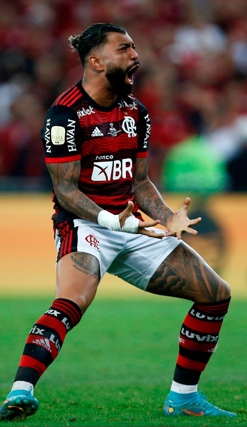 matheusleal1's tweet photo. Gabigol poderia virar vilão. Era errar e ser vice.

Mas futebol é feito de momentos e Gabigol sabe disso.

Não só fez o gol como provocou, vibrou e inflamou o torcedor. Ali, mesmo empatado, o Flamengo começou a ganhar.

É gigante e sabe ser. Ídolo! https://t.co/8EaOiRLfWw