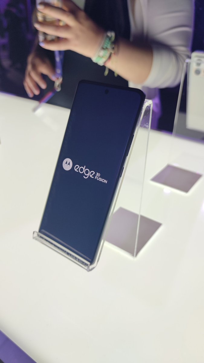 technoymas's tweet image. Así son los nuevos miembros de la familia @Motorola_col con colores y aromas poco tradicionales #motoedge30