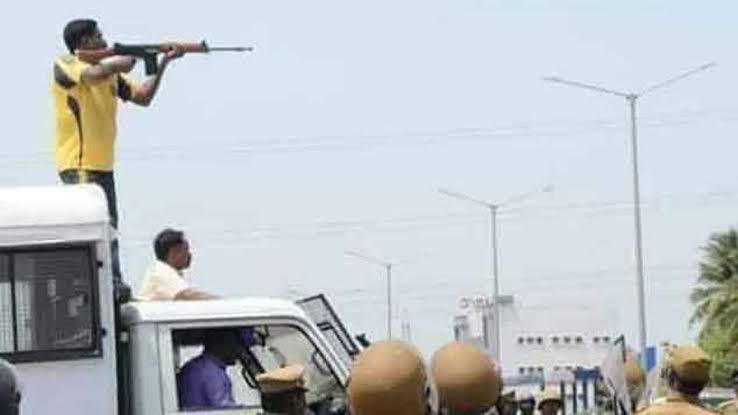 ImAvudaiappan's tweet image. இந்த படத்தில் இருக்கும் காவலர் பெயர் ராஜா,காவலர்ளின் உணவு தேவையை பூர்த்தி செய்வது இவரின் பணி,உணவுடன் சேர்த்து ஆயுதங்கள் கொண்டவர பணிக்கப்படுகிறார்,மேலும் சீறுடையில் இல்லாமல் இப்படி சுட்டது PSO 704 விதியன்படி தவறு.
-நீதிபதி அருணாஜெதீசன் கமிஷன்.