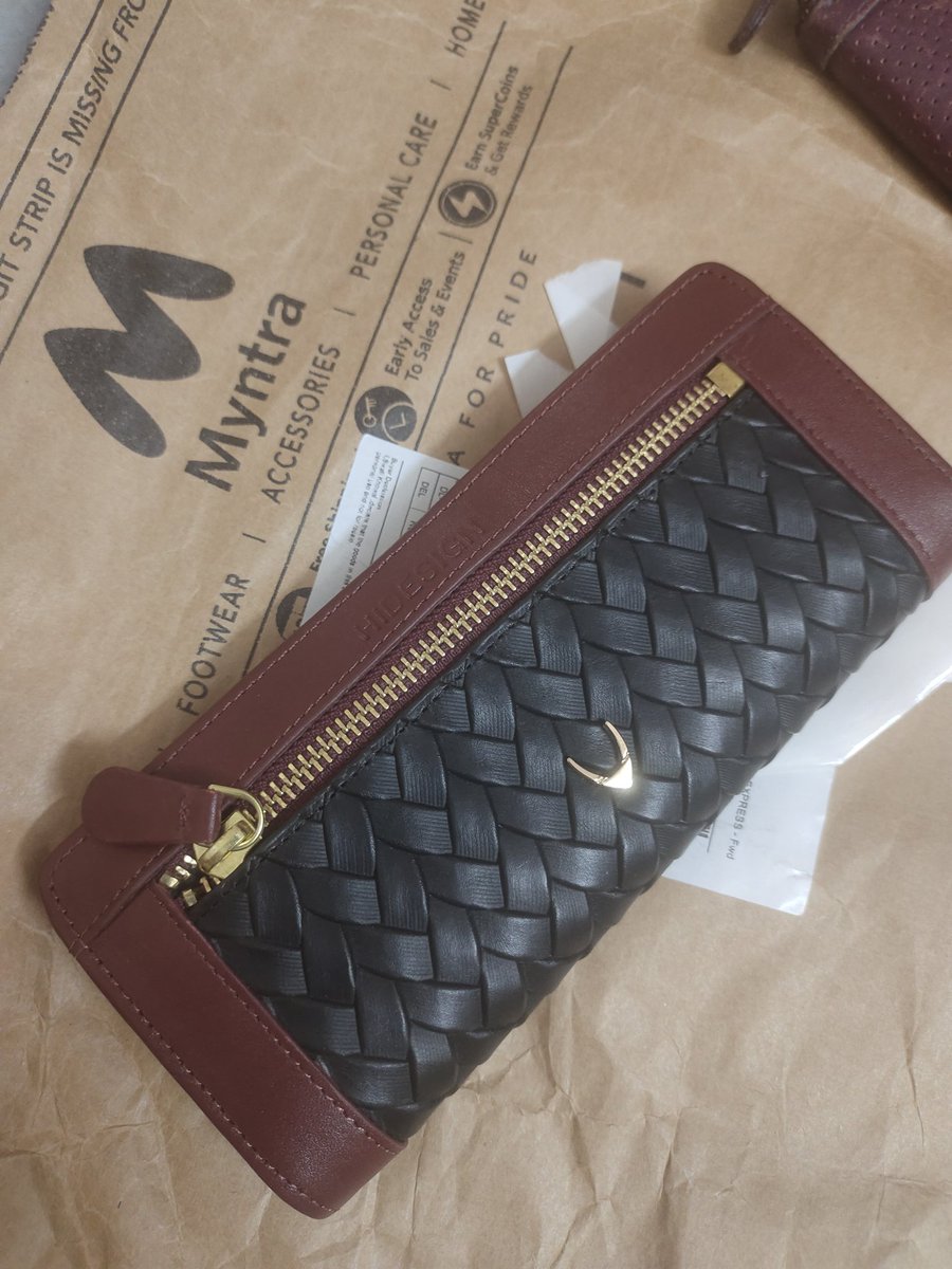 SwatiKhowal's tweet photo. @myntra you should STOP selling #fake #Luxury brands in the name of #diwalisale. Received a fake @HidesignHQ product with #discount. #beware #fraud #Online @amazonIN @MyNykaa @eBay @jagograhakjago https://t.co/cB10C8S8EJ