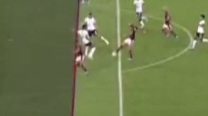 Imaginem se tivesse sido do outro lado o gol do Flamengo, no primeiro tempo, anulado e confirmado impedimento com uma linha do VAR bem discutível. 
A turma que passou a semana pedindo um pênalti que não houve enlouqueceria.